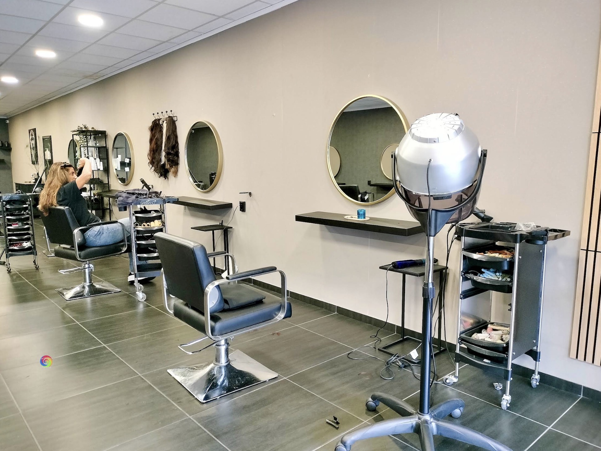 Kappersstoelen en spiegels